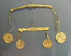 Balances d'or, XVIe&nbsp;siècle&nbsp;av. J.-C., pour la pesée des âmes, figurées par des rosaces ou des papillons.