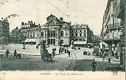 Place du Ralliement. Les voies du tramway actuel sont perpendiculaires à celles que l'on voit sur cette carte postale du tout début du XXe&nbsp;siècle