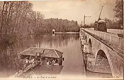 Une motrice du tramway circule sur le Pont d'Olivet, avant 1912