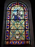 Vitrail de la Visitation avec les armes du pape.