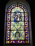 Vitrail de la Nativité avec les armes de l'évêque.
