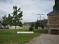 L'épicerie de Marie. Devant l'épicerie, une mare, comblée depuis de nombreuses années.