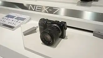 Exposition d'un NEX-7 sur un stand.