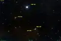 NGC 457. Les étoiles φ Cassiopeiæ, δ Cassiopeiae et χ Cassiopeiæ forment un triangle qui permet de repérer NGC 457 près de phi Cas.