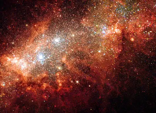 Le centre de NGC 1569 par le télescope spatial Hubble. Notez à gauche les deux super amas d'étoiles mentionnés dans la section "Galaxie à sursaut de formation d'étoiles".