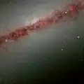 Gros plan de NGC 891 réalisé dans le domaine de l'infrarouge par le télescope Hubble.