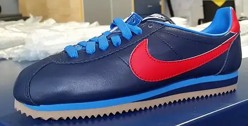 Une paire de chaussures Nike, marque américaine apparue dans les années 70 et aujourd'hui devenue leader dans les années 2000 du secteur après son vieux concurrent allemand Adidas, pionnier dans ce secteur.