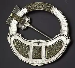 Envers de la broche de Hunterston : découverte en Écosse avec une marque Viking, la richesse de l'ornementation témoigne de son origine irlandaise.