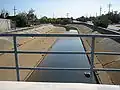 Certains fossés de drainage sont étanches et ont un profil évasé leur permettant théoriquement d'absorber ou « tamponner » une crue brutale, le temps que les pompages électriques envoient l'eau à la mer (Collecteur de drainage, Nouvelle-Orléans).