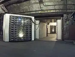 Une porte blindée anti-souffle d'environ 25&nbsp;tonnes.