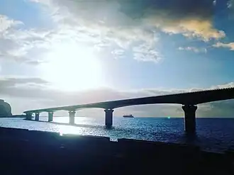 Le viaduc du Littoral vu depuis la pointe du Gouffre en direction de la Grande Chaloupe.