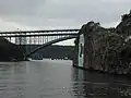Le C Rock avec au second plan le Henry Hudson Bridge et le Spuyten Duyvil Bridge, au loin.