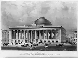 Bâtiment à colonnades avec un dôme sur le toit