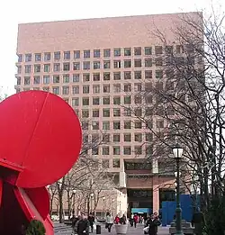 La sculpture 5 in 1 (en) (plop art (en)) de Tony Rosenthal (en) devant le 1 Police Plaza