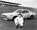 Richard Petty devant sa voiture no&nbsp;43 en 1973.