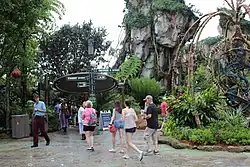 L'entrée de l'attraction, qui est entourée par la jungle, est séparée en deux files, l'une normale, et l'autre pour ceux qui ont le ticket fastpass.