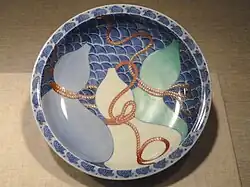 Bol à décor de gourdes. Arita, style Nabeshima, XVIIIe (Art Institute of Chicago).