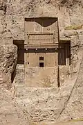 Une autre tombe, surmontée d'un bas-relief et présentant un autre bas-relief à sa base.