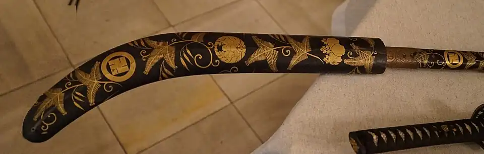 Naginata du XVIIIe siècle avec son fourreau de protection laqué.