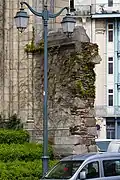 Les premières pierres du mur de la quatrième travée de la nef.