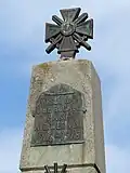Le monument aux morts : partie sommitale.