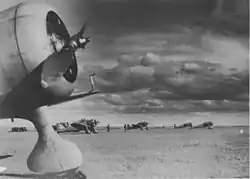 Photo en noir et blanc d'avions de combat au sol.