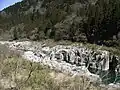Photo couleur montrant un canyon dans un paysage de montagne.