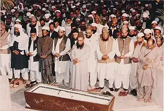 Prière funéraire pour :Syed Shujaat Ali Qadri&nbsp;(en) à Karachi, 1er février 1993.