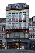 Immeuble avec une façade Art nouveau aux numéros 28-30.