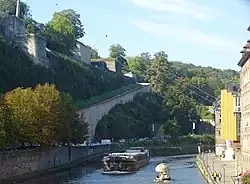 Vue sur la citadelle de Namur et le téléphérique.