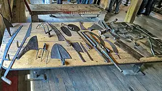 Différents types d'outils produits à la taillanderie.