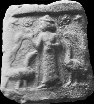 Déesse debout, probablement Nanshe(en) Maxwell-Hyslop, K. R., « The Goddess Nanshe an Attempt to Identify Her Representation. », Iraq, British Institute for the Study of Iraq, no 52, 1992, p. 79-82 (ISSN 0021-0889, JSTOR 4200355). Elle est accompagnée de deux oies et tient un vase dans la main. De l'eau et des poissons émergent du vase. Deux étoiles à six pointes et deux disques solaires se trouvent derrière la déesse. Plaque en terre cuite. Troisième dynastie d'Ur. Musée de l'Université de Pennsylvanie.