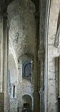 Collatéral nord avec l'ouverture de l'escalier qui donnait accès à la chapelle du massif antérieur