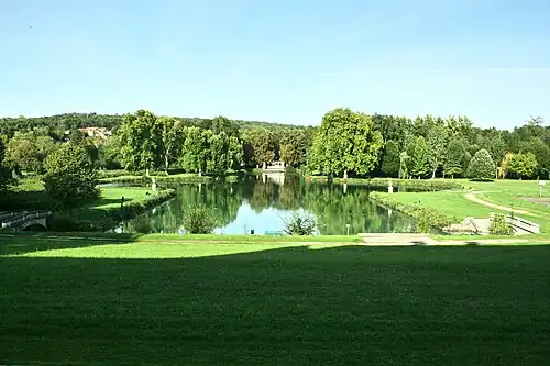 Pièce d'eau du châteaude Nanteau-sur-Lunain.