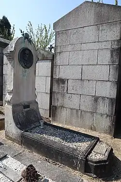 Photographie en couleurs d'un monument funéraire de pierre.