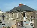 Sainte-Anne ancien : ancien logement du fossoyeur.