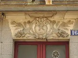 Linteau orné.