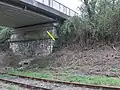 Repère altimétrique sur le mur de soutènement d'un pont à Nantes (Loire-Atlantique, France) ;
