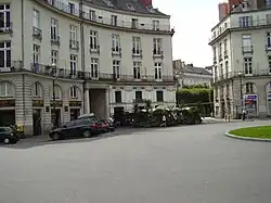 Vue partielle de la place avec la brasserie La Cigale et, au fond, le cours Cambronne.
