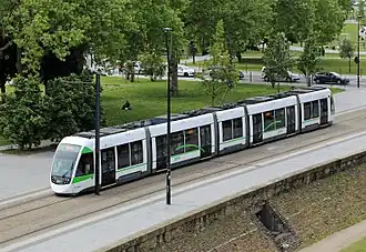 Rame 394 devant le château