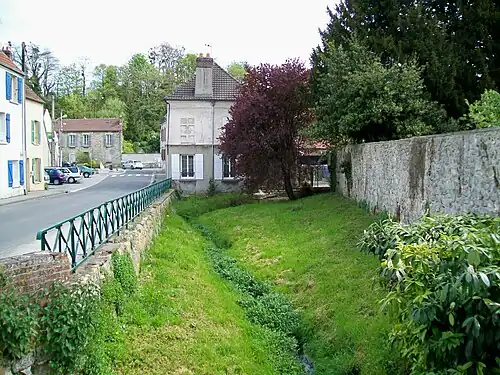 Le vieux « gué » traversé par la jeune Nonette, qui était jadis retenue ici pour remplir le bassin.