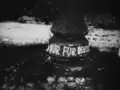 Graffiti Nur für Deutsche graffiti au pied d'un réverbère en Pologne occupée