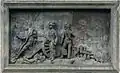 Plaque sur le socle de la statue : Napoléon réglant le tir des canons.