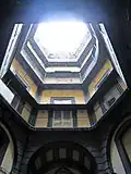 Atrium avec porte vitrée