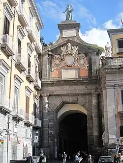 Port'Alba à la piazza Dante.