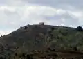 Chapelle de la Virgen de la Naranja situé sur une colline.