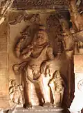 Narasimha, tourné vers l'Est (direction solaire, liée au feu). Deuxième auvent. Sanctuaire excavé. Grotte 3, fin VIe&nbsp;siècle.