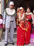 Couple de mariés Khas ou népalis à Narayangarh, près de Bharatpur, Népal.