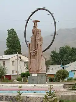Statue sur la place centrale