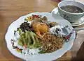 Nasi campur avec une soupe de buffle, servie à Tana Toraja, au sud des Célèbes.